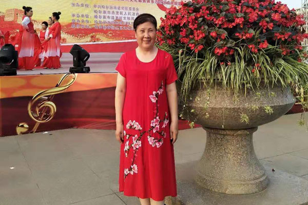 俗文艺研究会民俗专业委员会副秘书长慈秀琳（004），兼哈尔滨主任宣传员